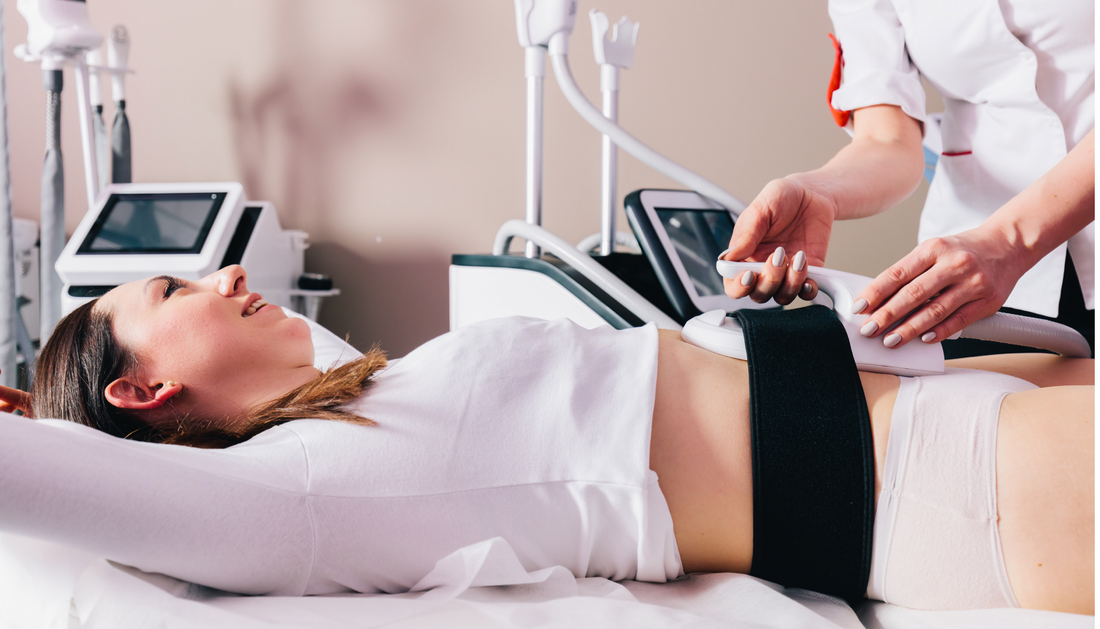 alt
Máquina de modelado EMS, mujer con abdominales tonificados viste ropa deportiva negra
